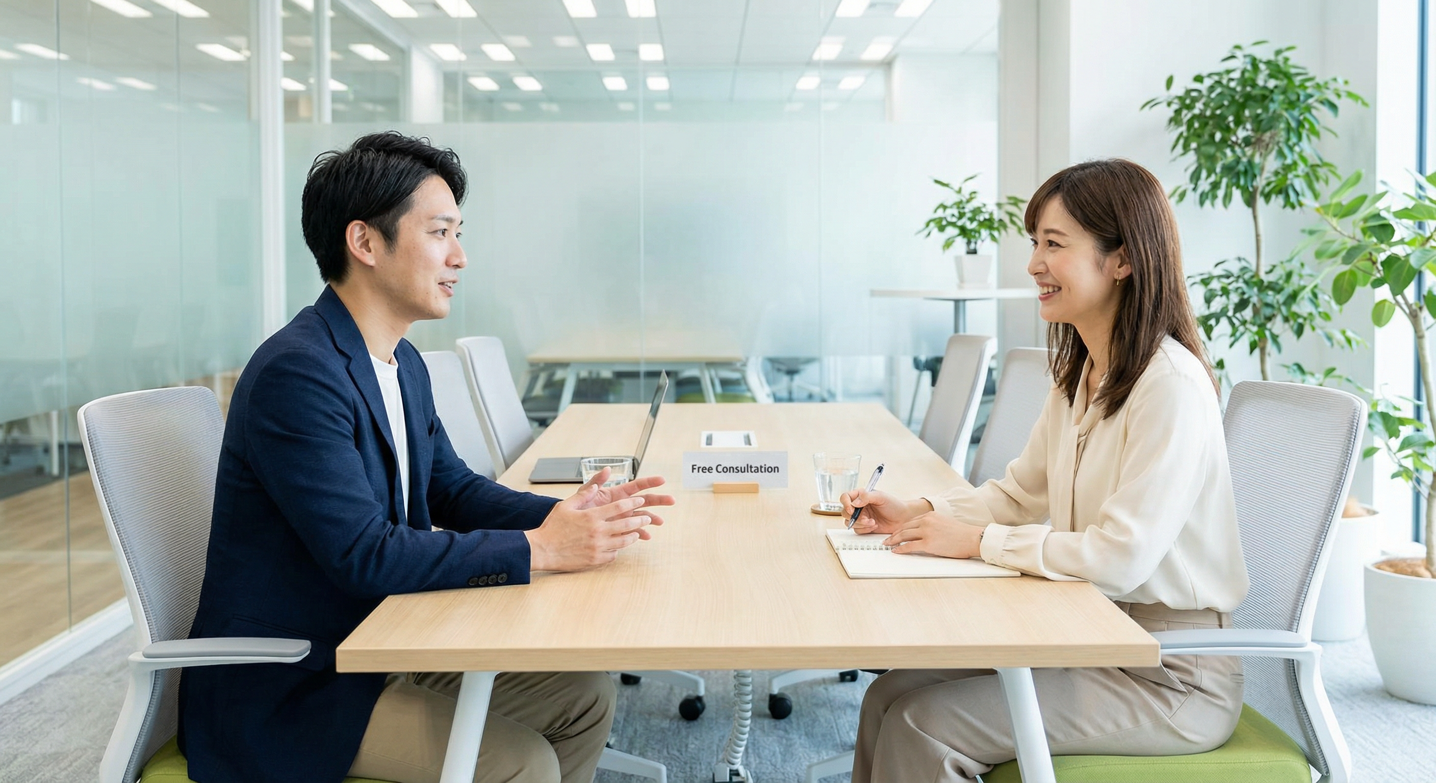 無料相談：日本人の大人2人が打合せをしているイメージ